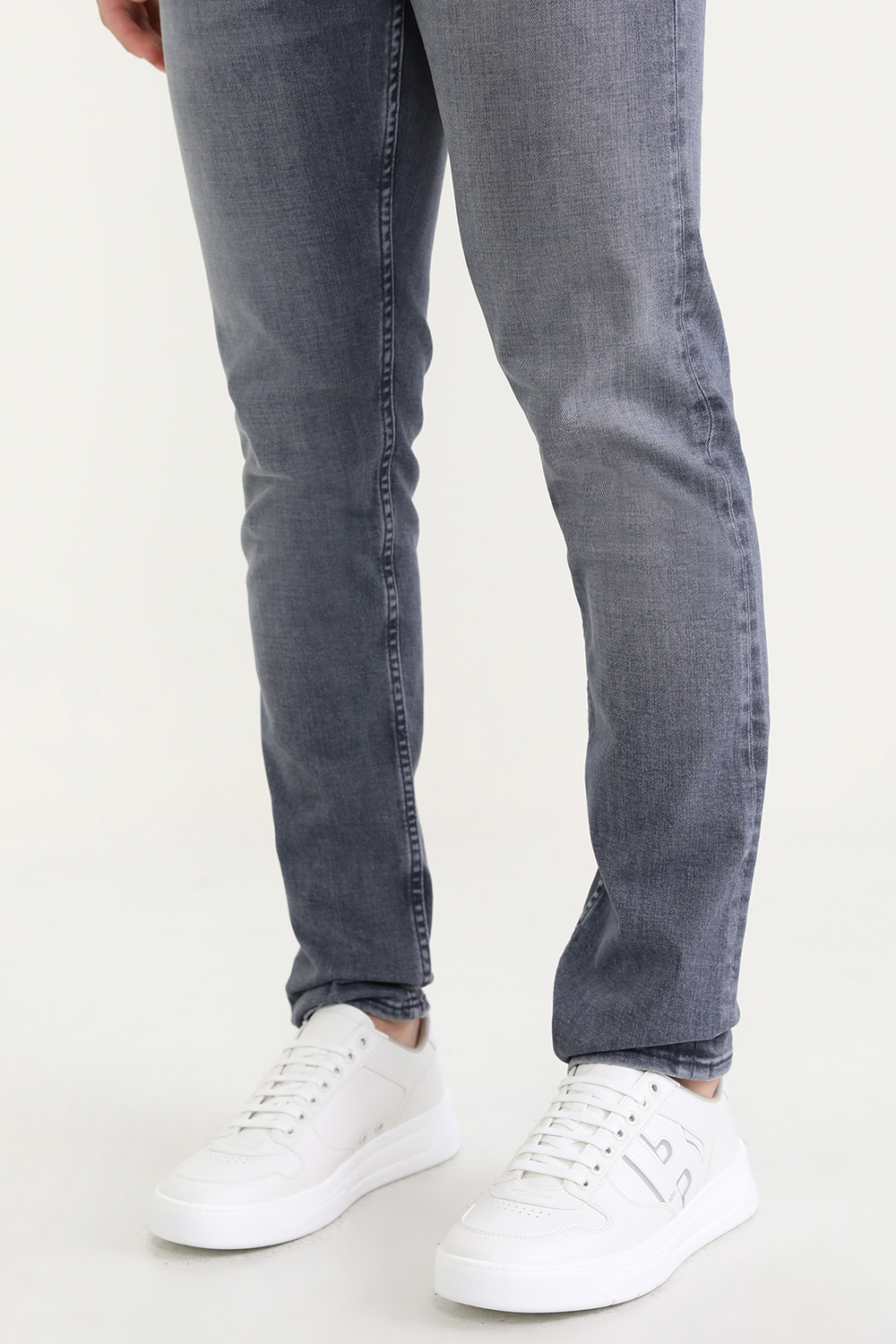 תמונת כל הלוק של נעלי סניקרס מעור טבעוני